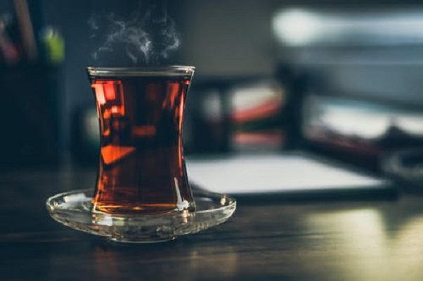 چای در استکان کمر باریک - ترکیه